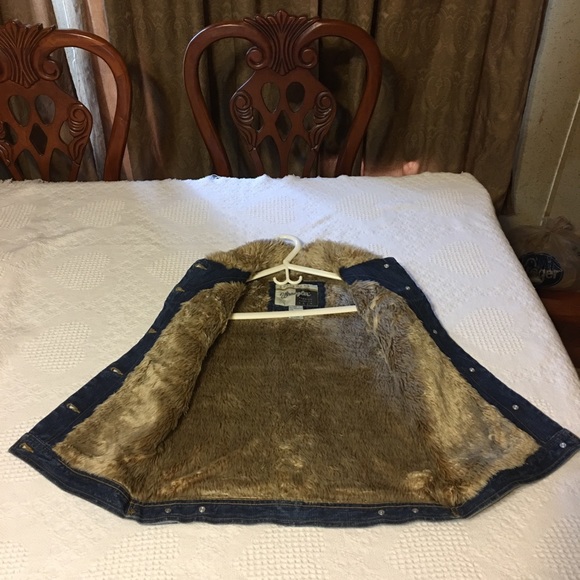 Vest - Picture 3 of 8